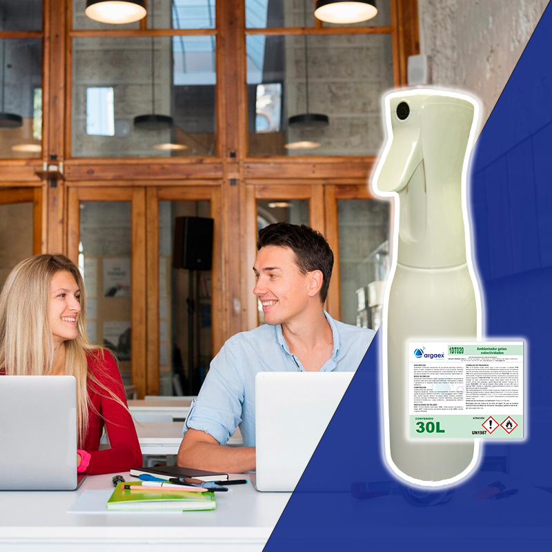 Personal de oficina trabajando.