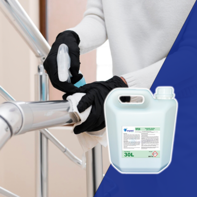 Empleado aplicando producto para limpiar aluminio.