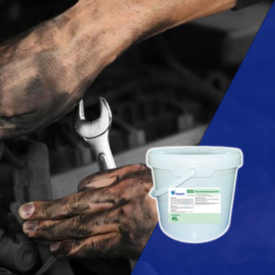 Manos de empleado de taller usando jabón para mecánicos.